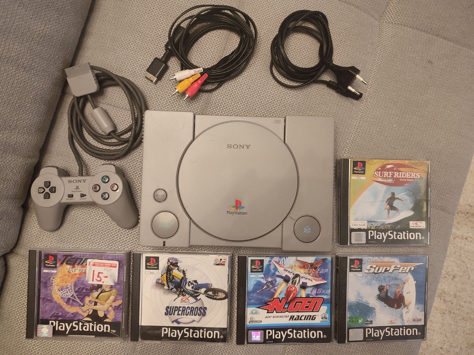 Sony Console: PS1 (SCPH-9002) + 5 Games – Usato da Bougy-Villars venduto da Vogue