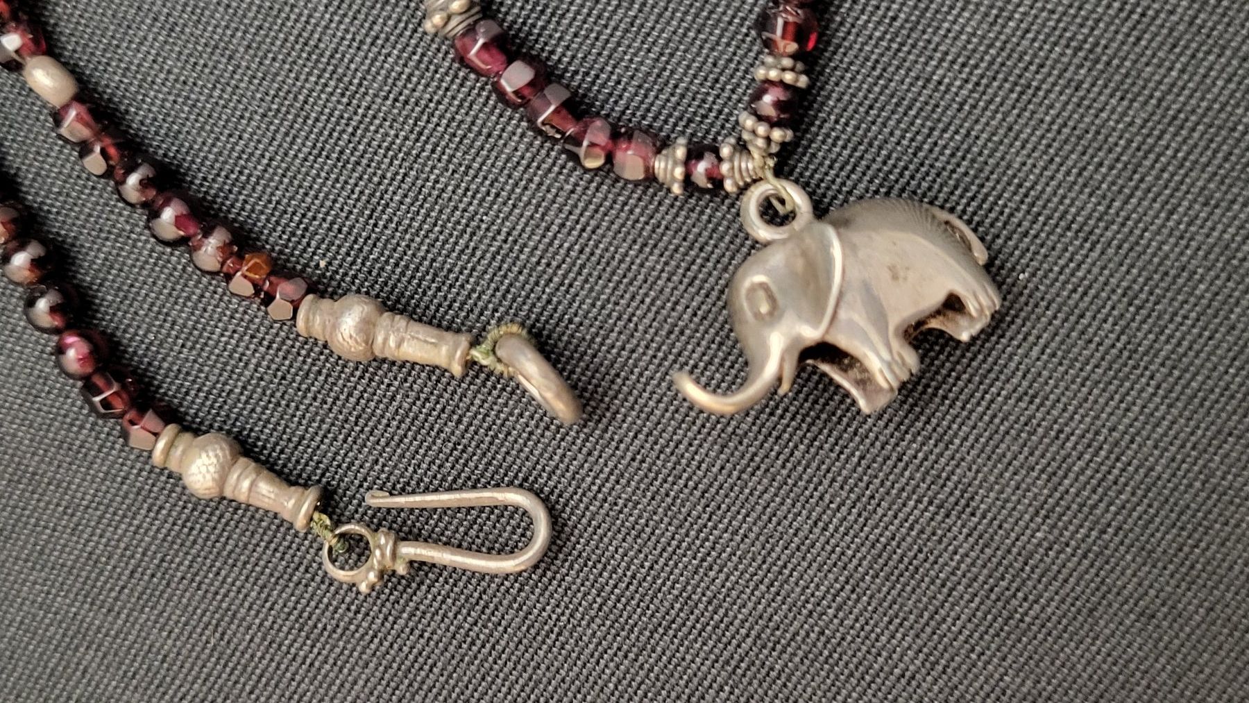 Catenine: Granat-Kette mit Silber-Teilen und Elefant – Usato da Basel venduto da spinne02 2