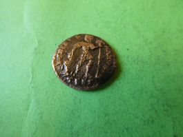 uralte Bronzemünze  Stadttor  17 mm     1.90 g