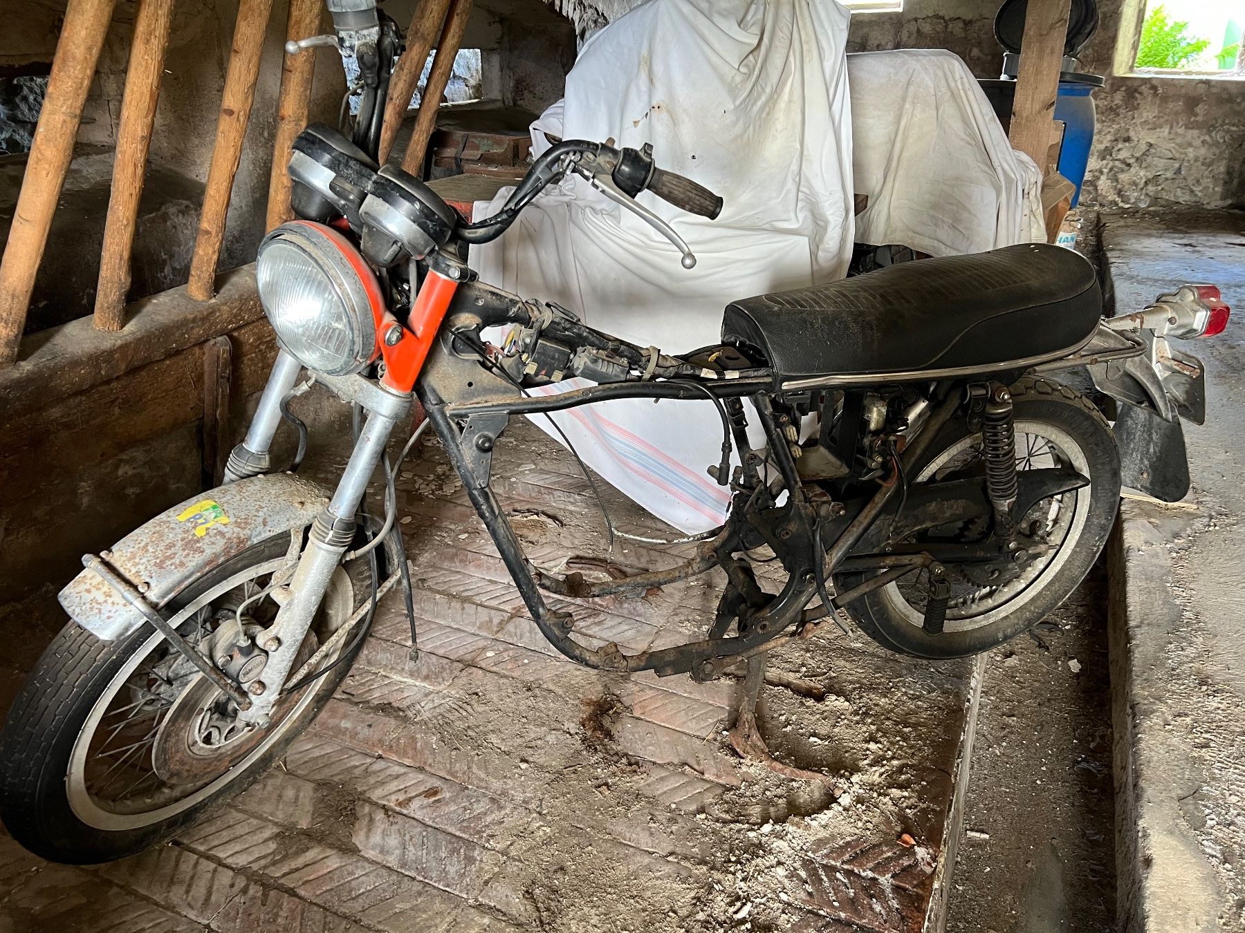 Yamaha Strasse: Motorrad Yamaha TX750 Oldtimer, Scheunenfund – Defekt aus Wettingen von Wespi4