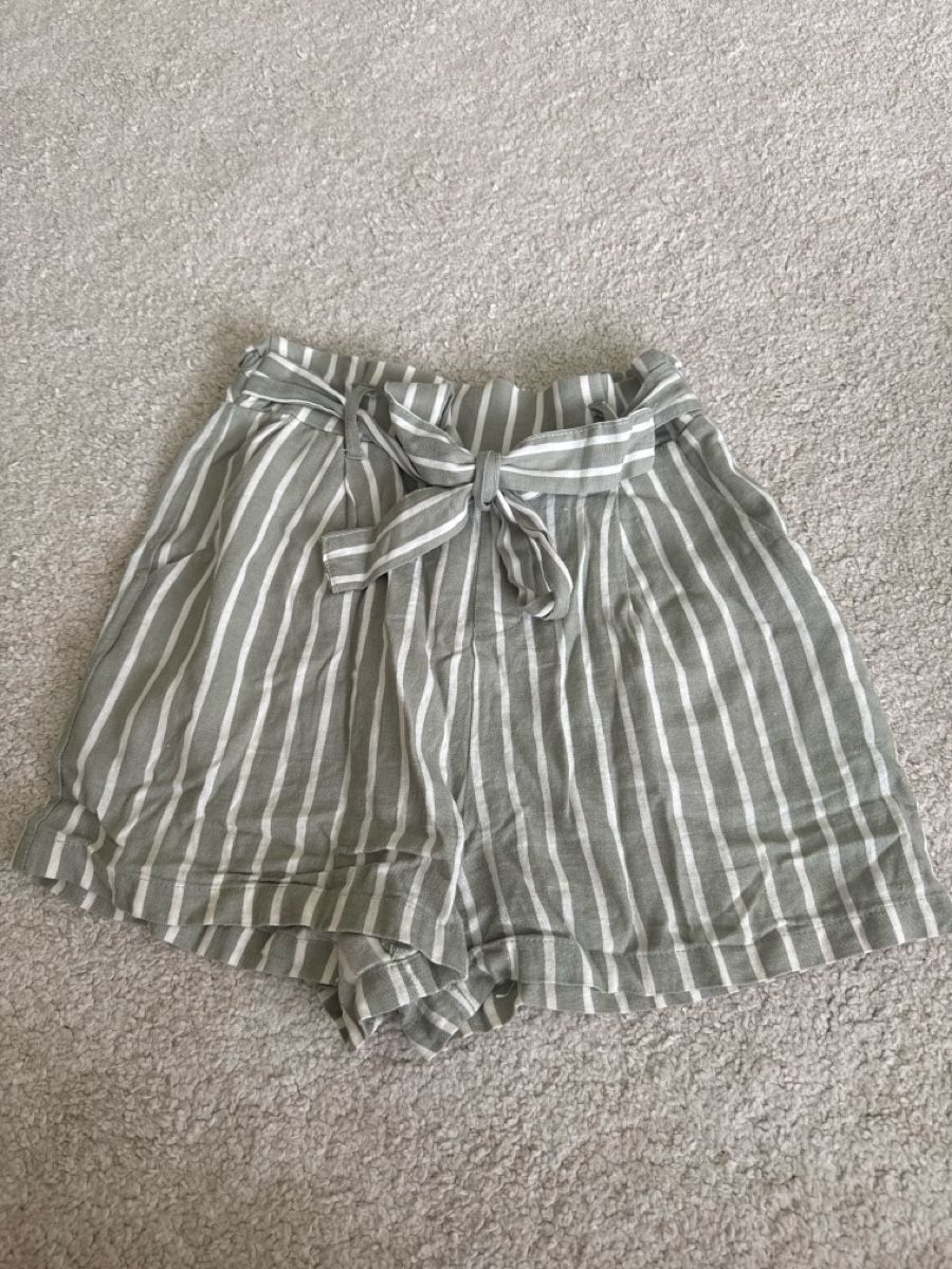 Pantalons: Gestreifte Shorts grünlich – D'occasion à St. Niklausen LU par car_2562