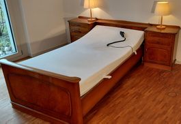 Bett mit elektrische lattenrost Matratze, Nachtisch, lampe