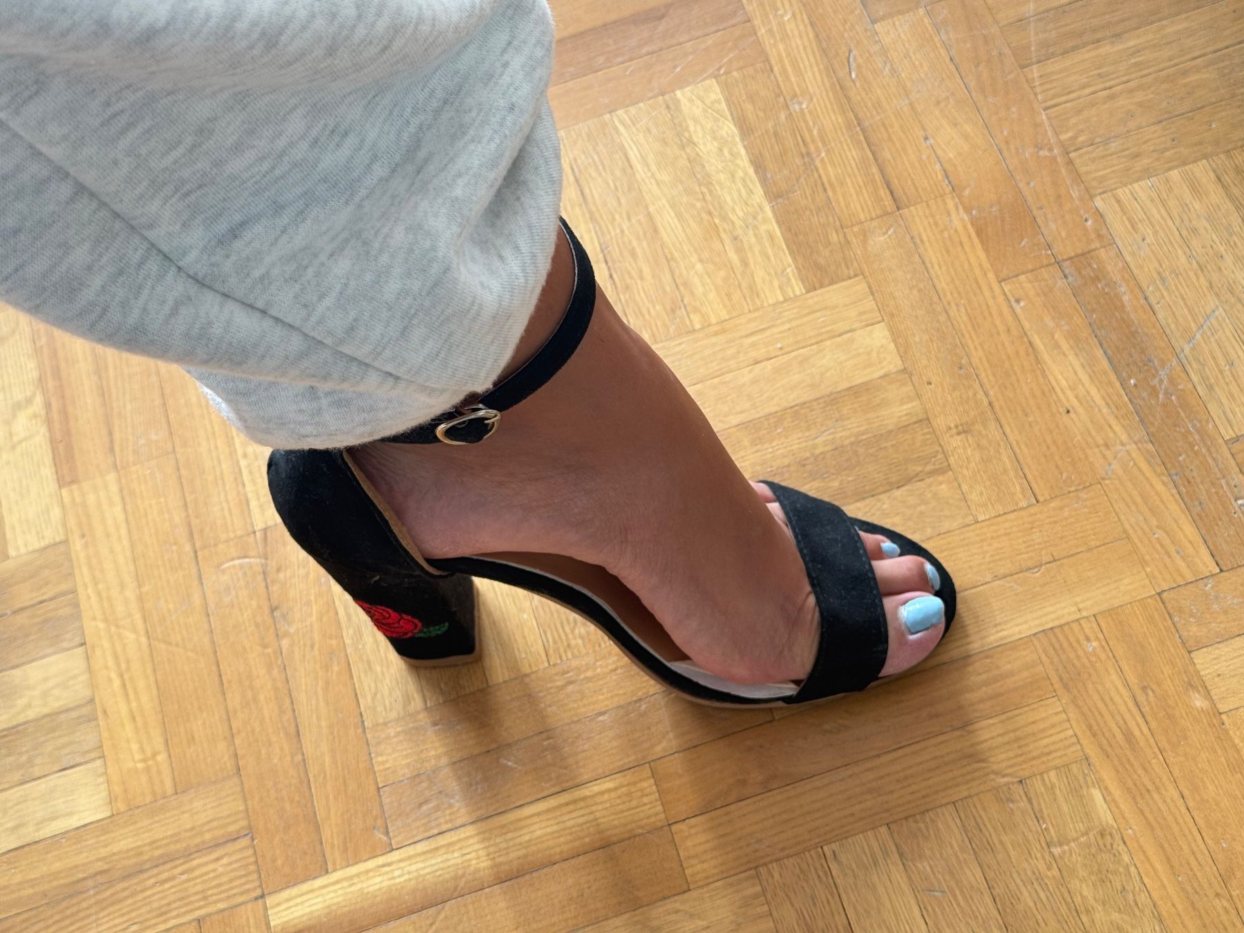 Scarpe da donna: Talons noirs détails de roses rouges – Usato da Montreux venduto da iza_peche8 1