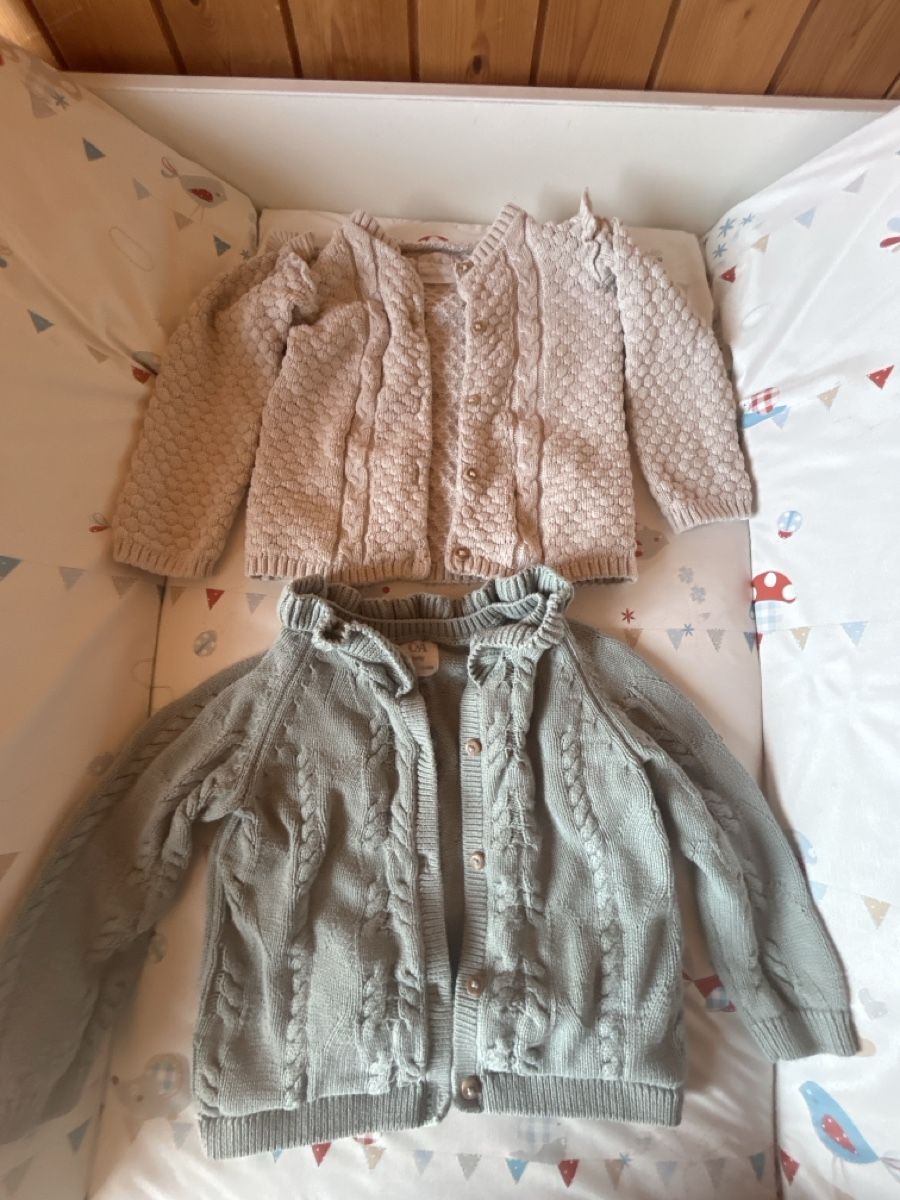 H&M Giacche & Cappotti: 2 Strickjacken Mädchen, Grösse 80/86, Top Zustand! – Nuovo (secondo la descrizione) da Oberbuchsiten venduto da Loolaa123