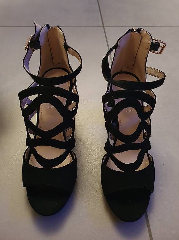 Scarpe da donna: Vendo scarpe con tacco grosso – Usato da Balerna venduto da Luca1234