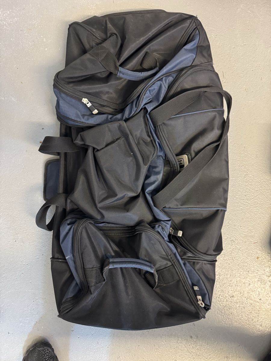 Valises de voyage: Grosse Reisetasche schwarz mit Rollen & Teleskopgriff – D'occasion à Thalwil par Maricortin