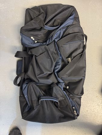 Grosse Reisetasche schwarz mit Rollen & Teleskopgriff
