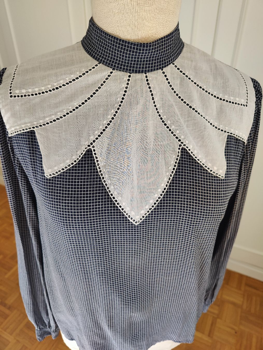 Camicette: Vintage Silk Blouse with Romantic Statement Collar – Nuovo (secondo la descrizione) da La Tour-de-Peilz venduto da dAutrefois 5