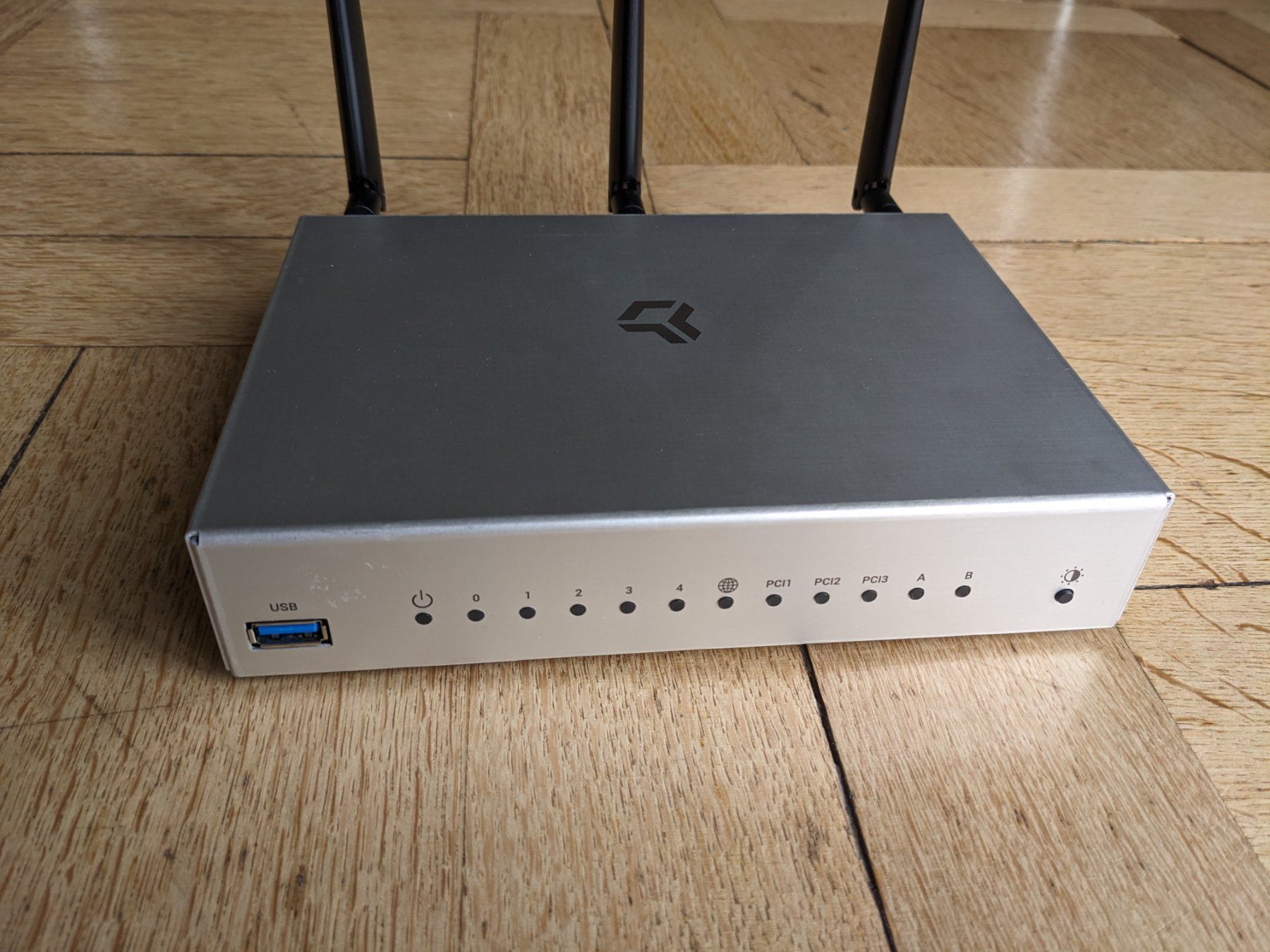 Modem & Router: Turris Omnia RTROM01-CE Open Source-Router – Usato da Luzern venduto da __jakob__ 1