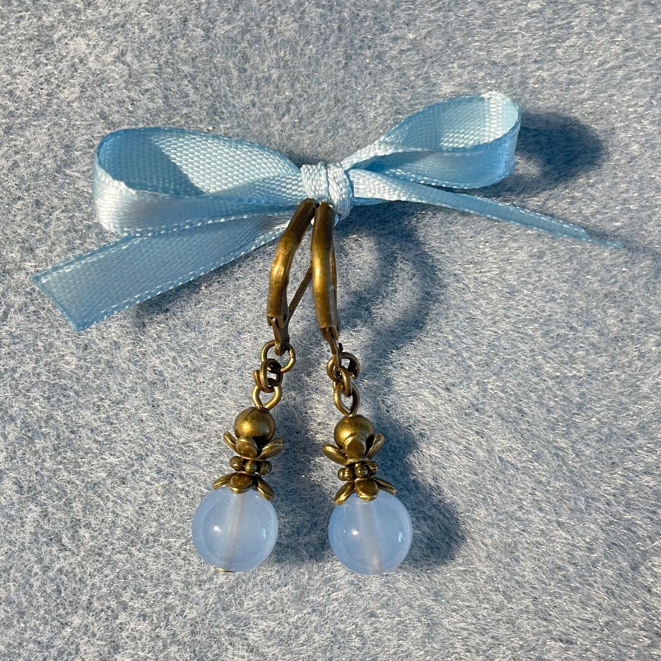 Orecchini pendenti & Orecchini a lobo: NEU: Ohrringe hellblaue Glasperlen Messing Vintage Optik – Nuovo e nell'imballaggio originale da Bellach venduto da Dreamer2501