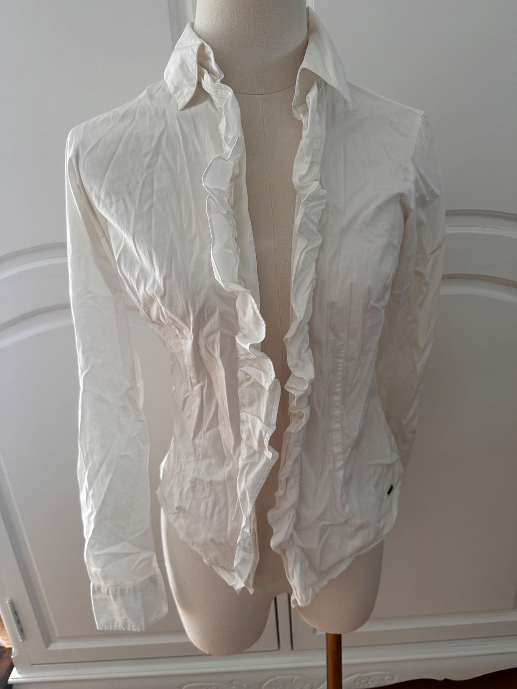 Tommy Hilfiger Camicette: Hilfiger weisse Bluse mit Rüschen xs-s – Usato da Pfaffhausen venduto da Klaras_second_hand