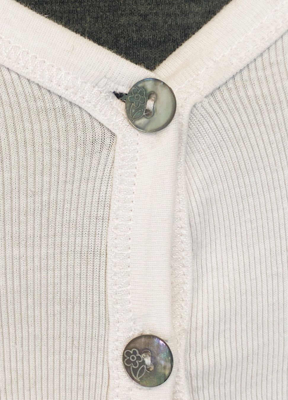 Marc Cain T-Shirts: MARCCAIN weisses Basic Shirt mit Perlmuttknöpfen N3 – Gebraucht aus Allschwil von Rosenfee 4