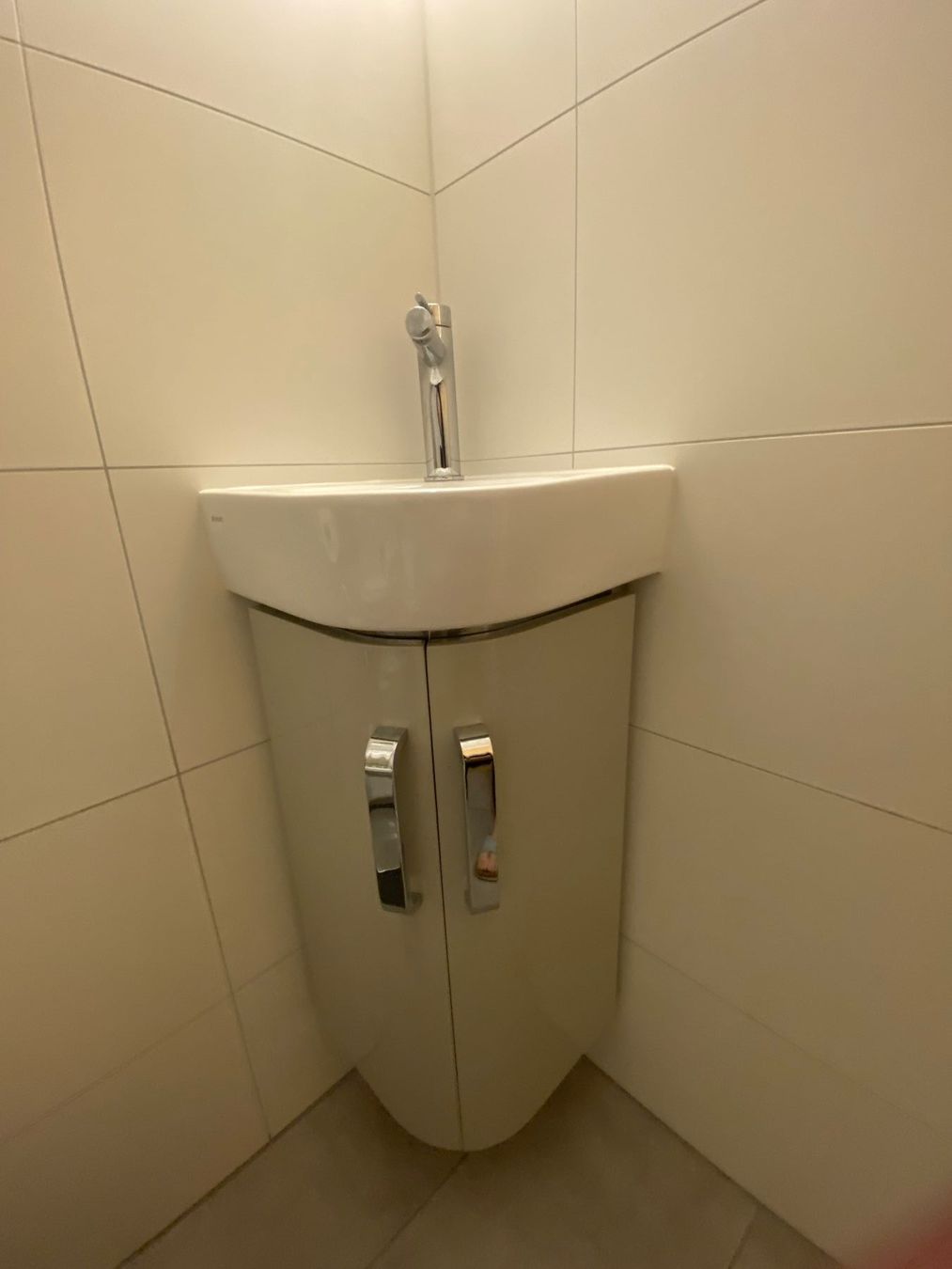 Geberit Spülbecken & Waschbecken: Eckwandbecken Geberit Renova mit  Eck-Waschtischmöbel – Gebraucht aus Hundwil von Miflo01 4