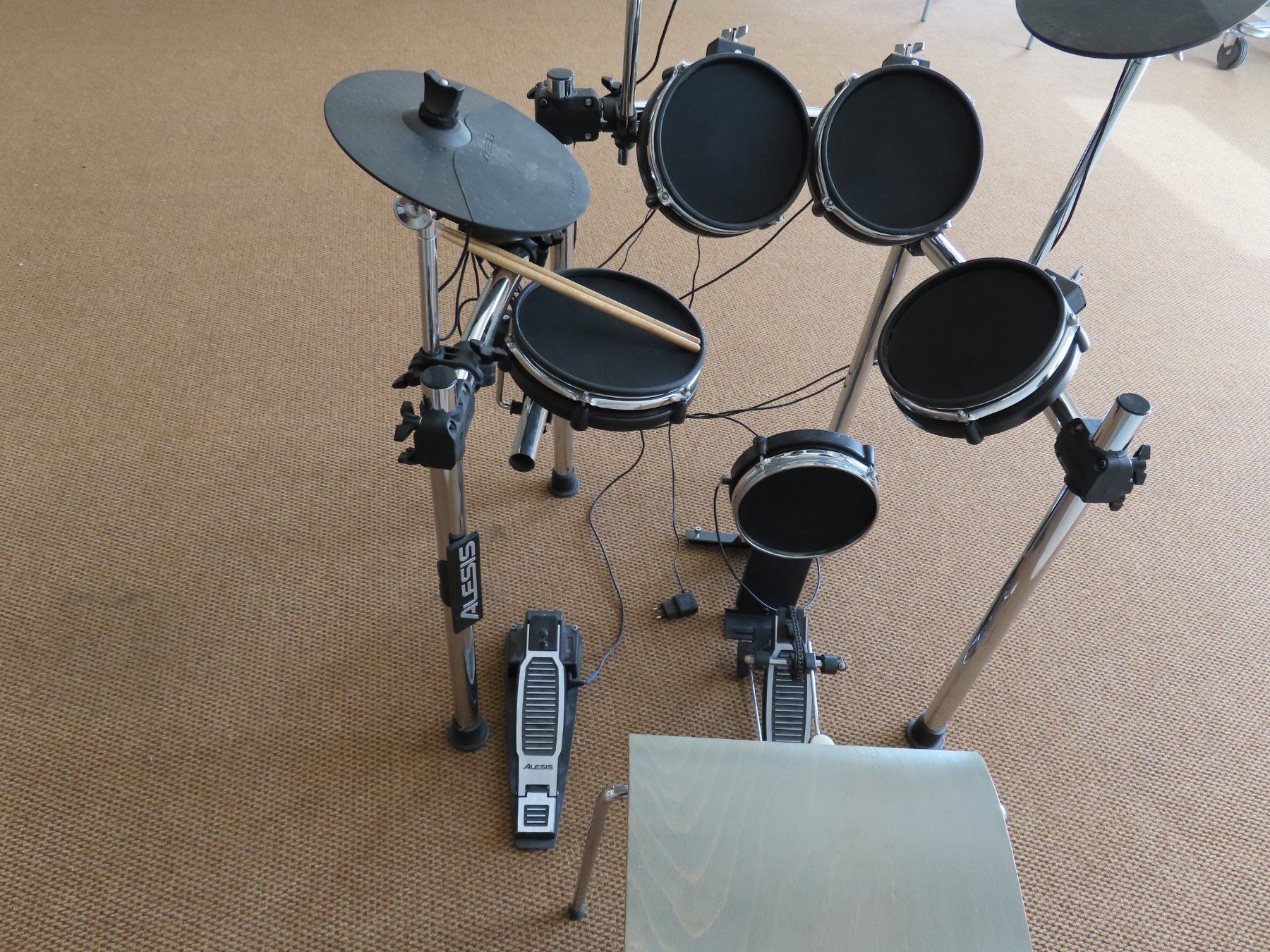 Alesis Strumenti musicali: Alesis Surge Mesh-E-Drum Kit – Usato da Reinach BL venduto da WBZ-Flohmarkt 4