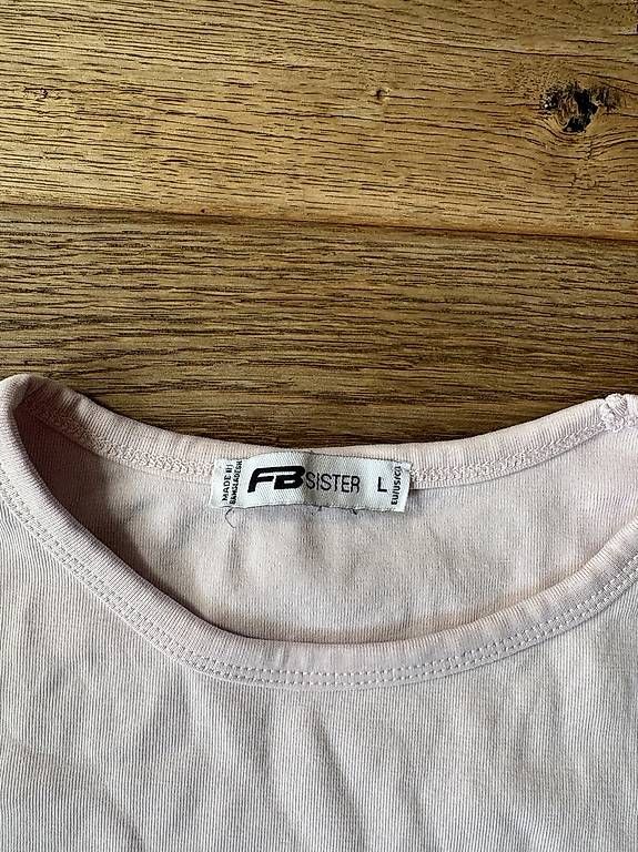 T-shirt: T-SHIRT / CROPTOP  – Usato da Wiggiswil venduto da may_f55w 2