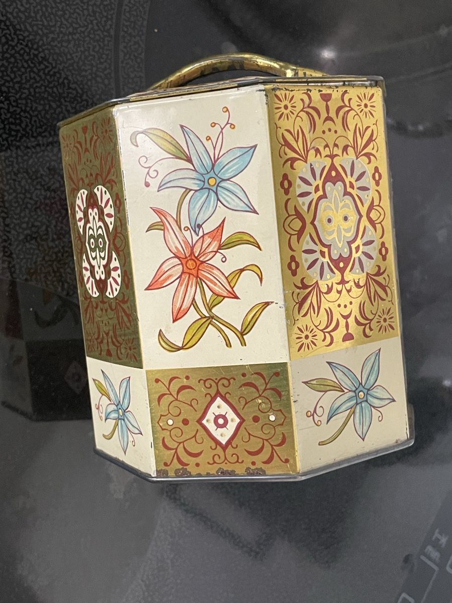 Contenitori & Simili: Antike Blechdose floral achteckig mit Griff und Deckel – Usato da Steinmaur venduto da Eastwing 1