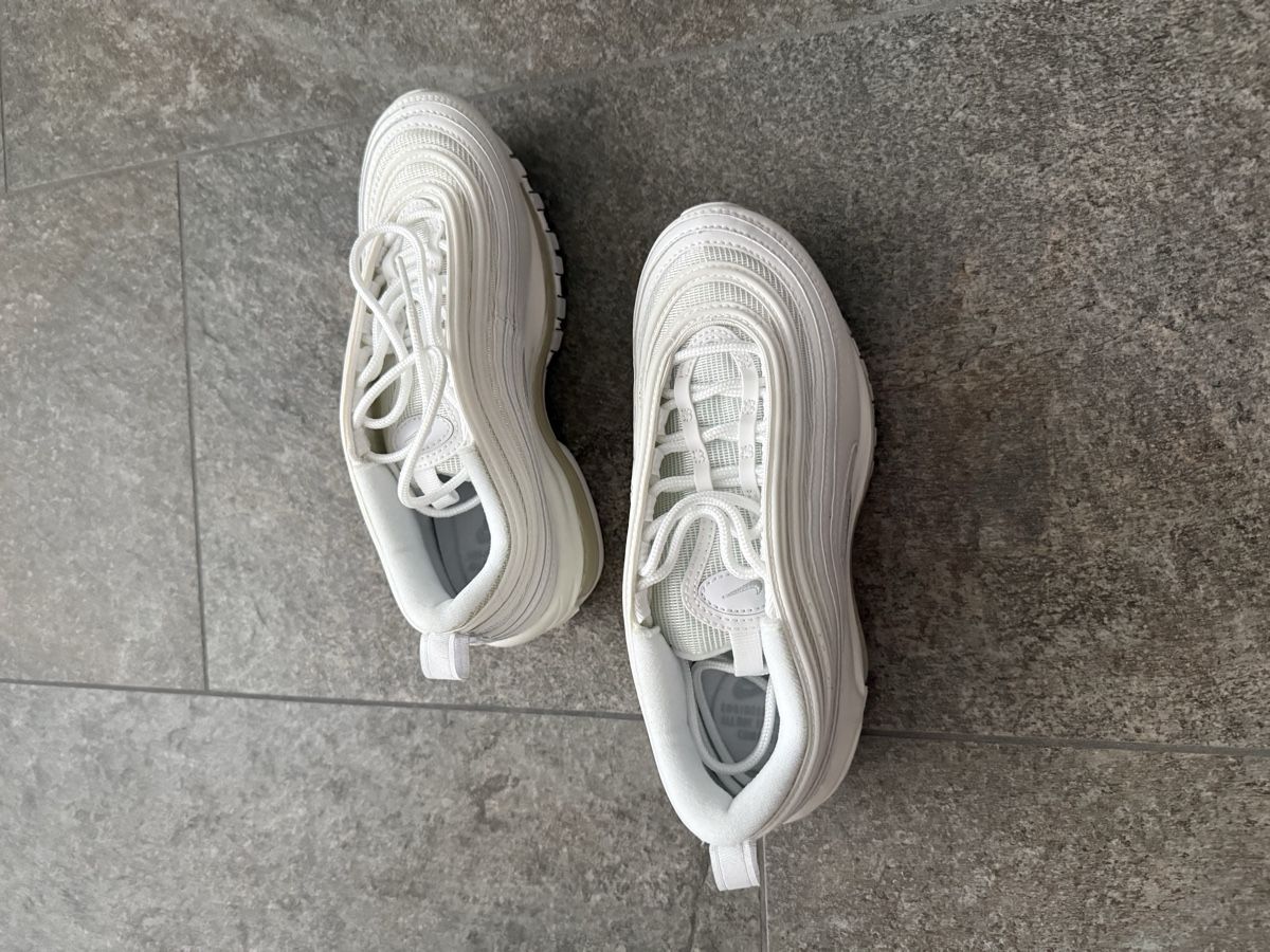 Nike Damenschuhe: Nike Air Max 97 'Triple White' – Neu (gemäss Beschreibung) aus Schübelbach von Coopers6 8