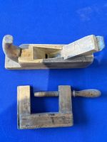 Antike Schraubzwinge und Holzhobel