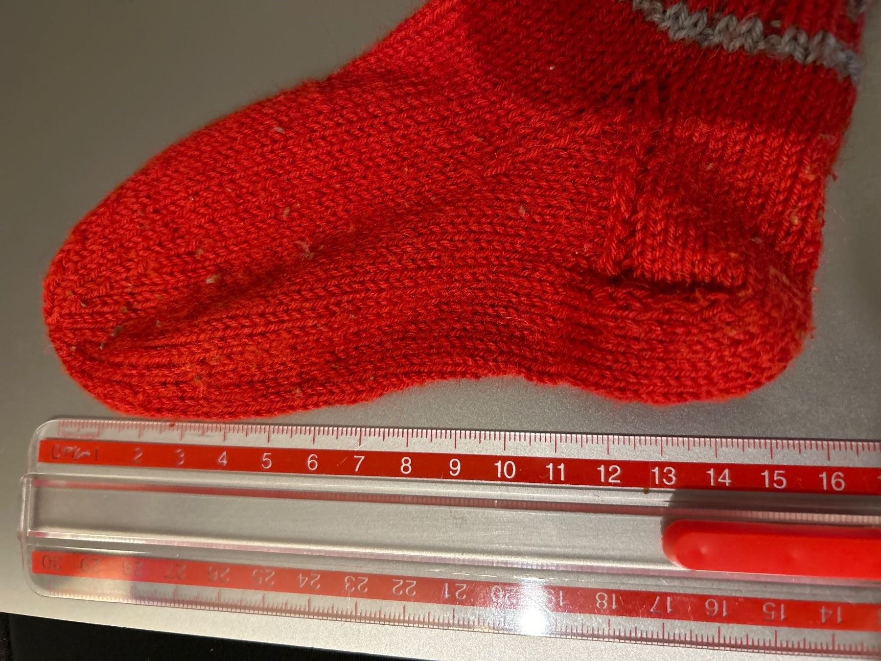 Chaussettes enfants: Warme gestrickte Kindersocken Gr. ?, rot/grau – D'occasion à Guntershausen par Gloominati 2