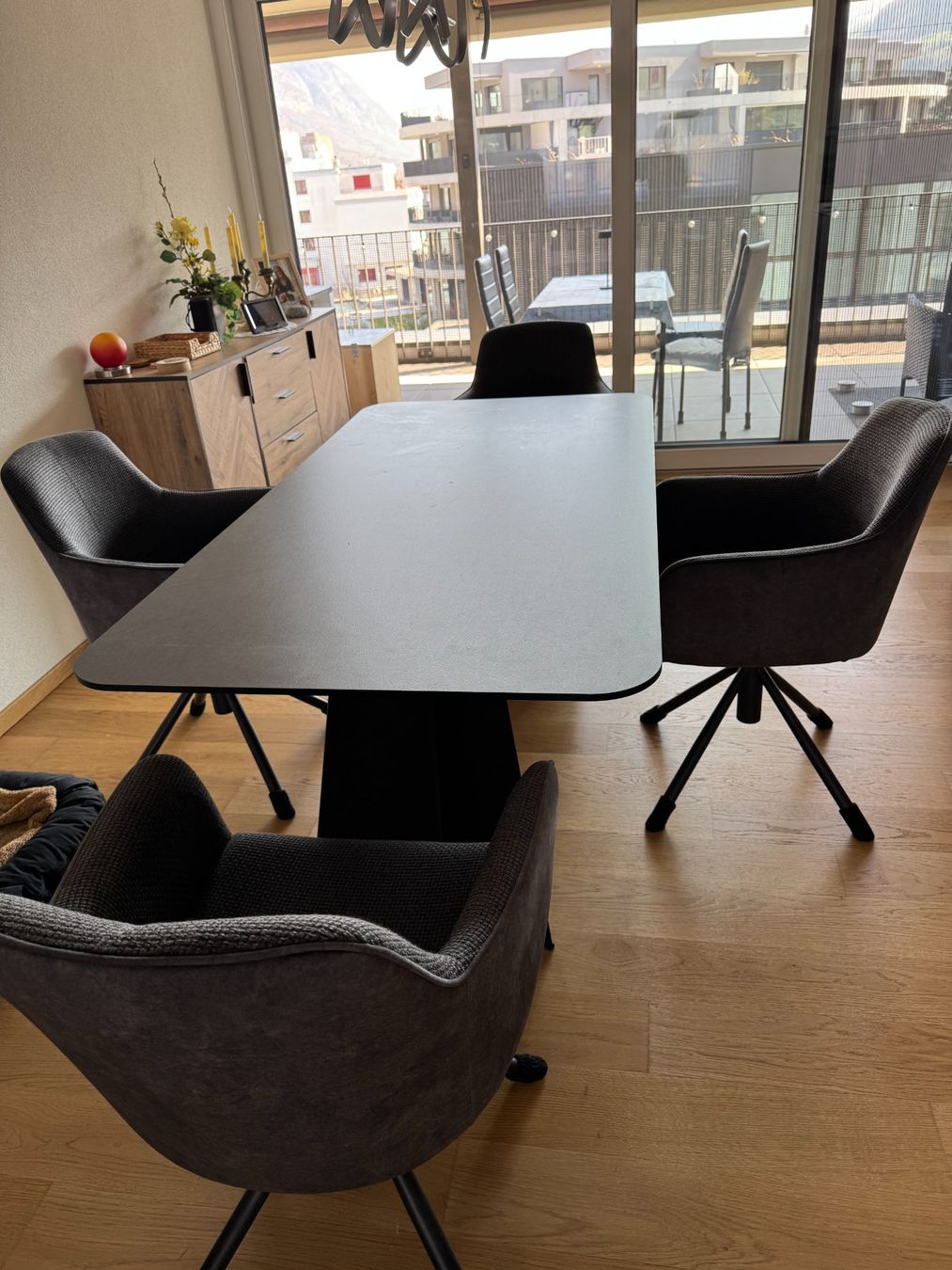 Set di tavolo e panche: AKTION Esstisch mit 4 Drehstühlen – Usato da Flums venduto da Hrroland