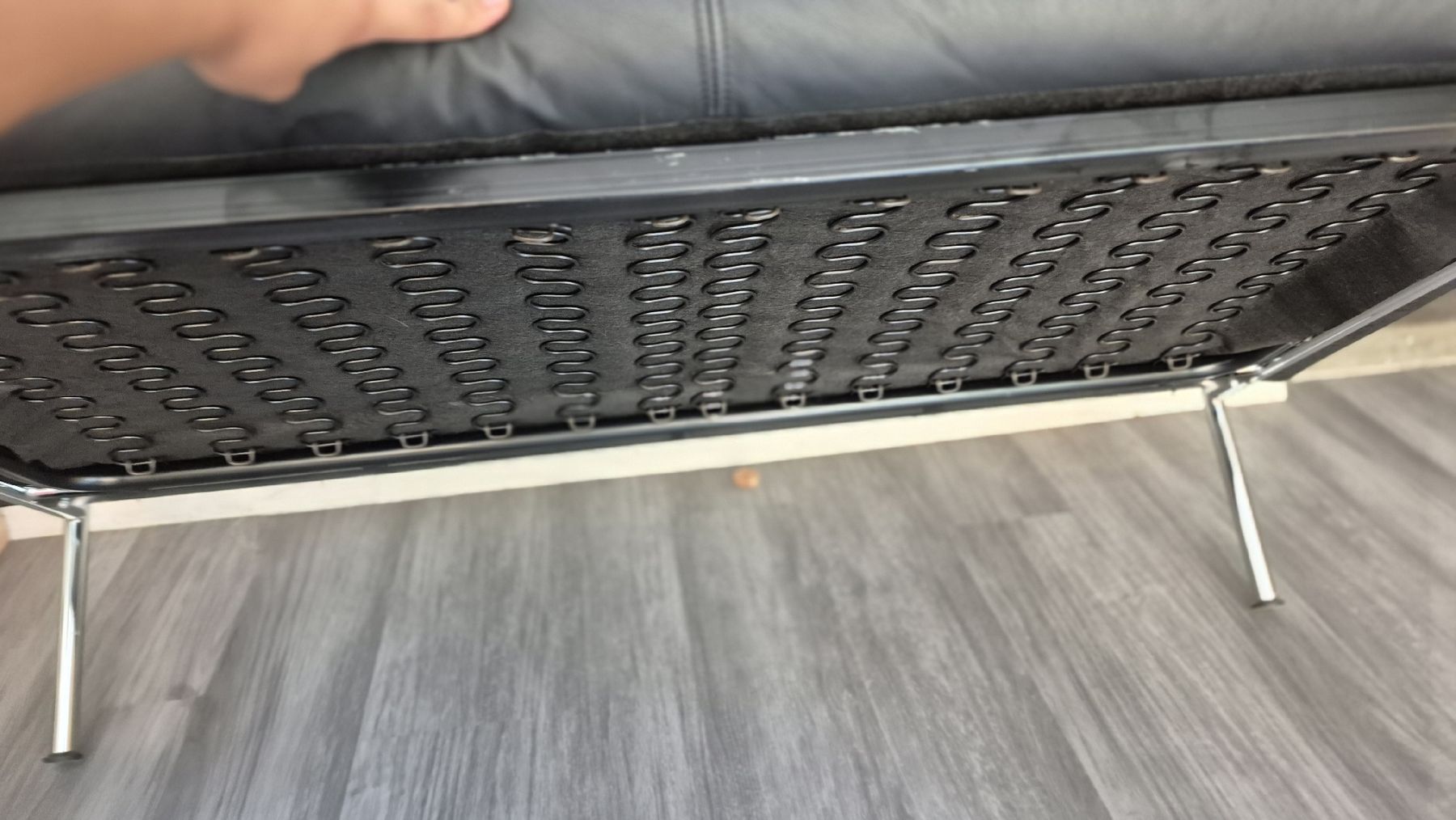 Divani: 2- Sitzer Ledersofa schwarz Metallgestell – Nuovo (secondo la descrizione) da Zürich venduto da Knauelrockerin 4
