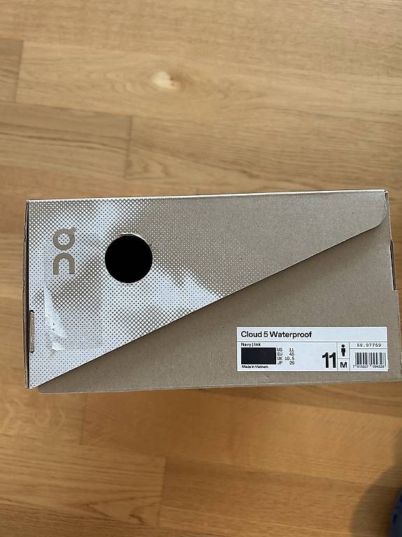 On Chaussures hommes: On Cloud 5 Waterproof Ink Gr. 45 – D'occasion à Wädenswil par NUK12 1