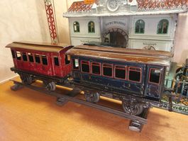 Zwei antike Bing Personenwagen in Spur 1.