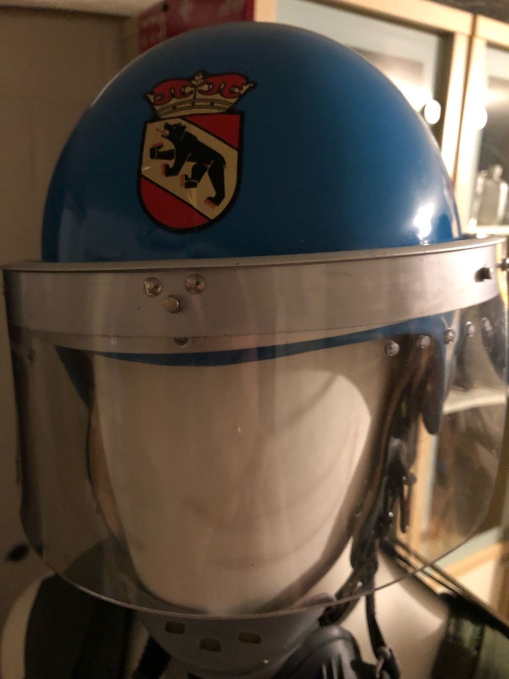Helme & Visiere: Polizei Einsatzhelm – Gebraucht aus Gümmenen von Ug6