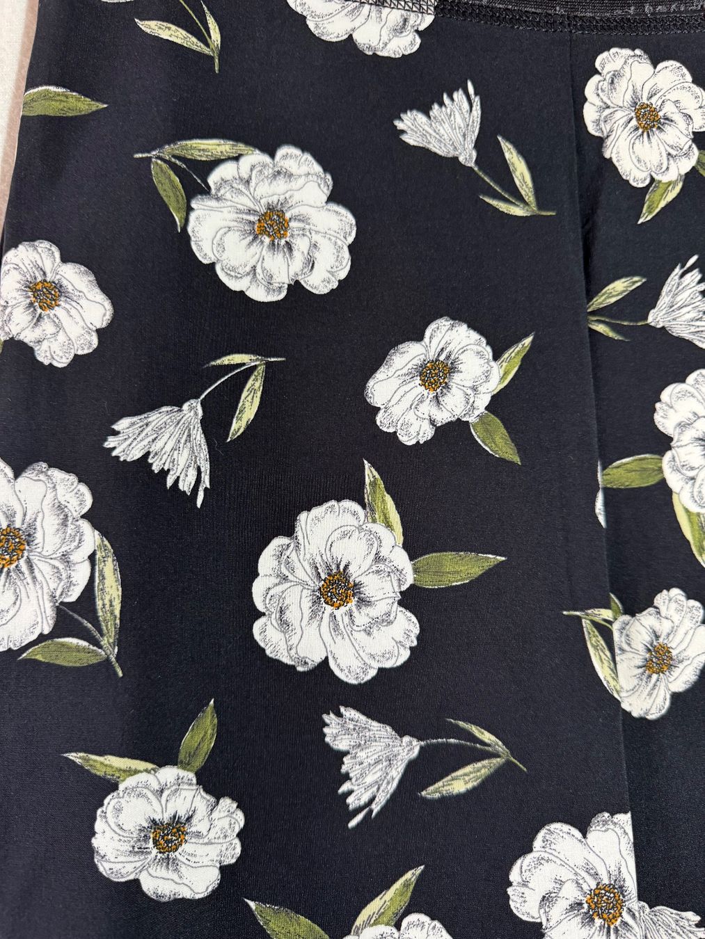 Pantaloni: Schöne geblümte  Hose Gr. S – Usato da Grosswangen venduto da second_hand_dress 1