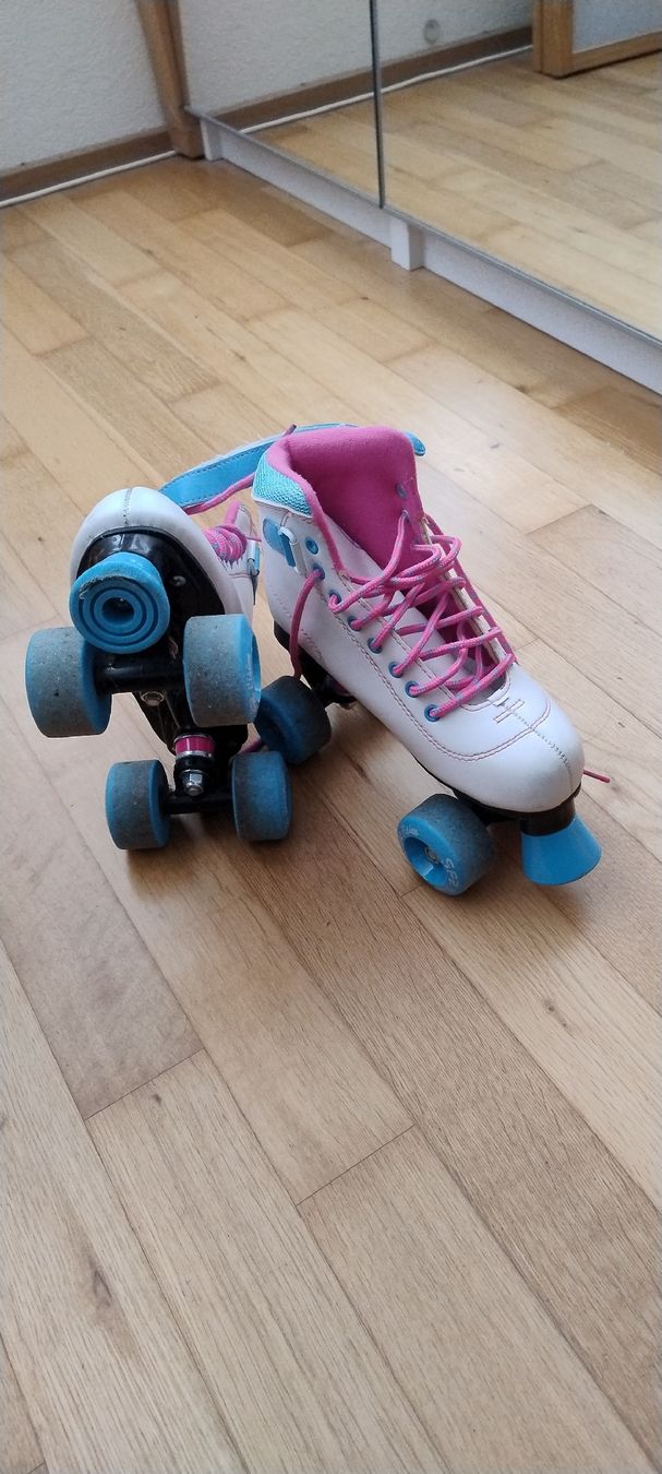 Patins à roul. & inline: Rollschuhe Grösse 35.5, wenig gebraucht – D'occasion à Wetzikon ZH par gerhard_s 2