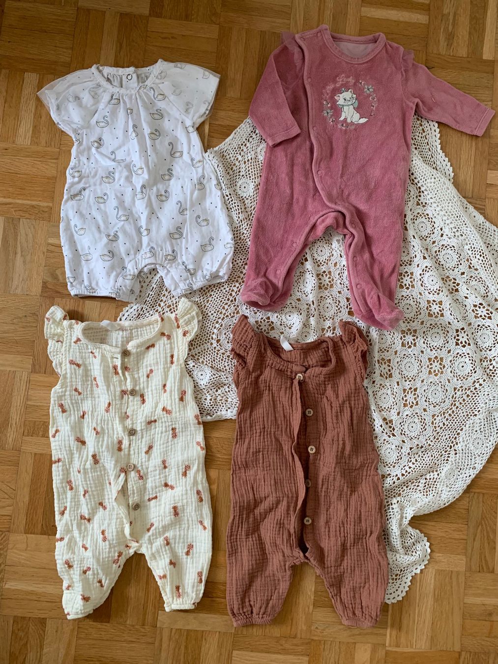 Lotti & Set di vestiti: Set 3 Overalls + Pyjamas Gr.62 – Usato da Moutier venduto da chDuplessy