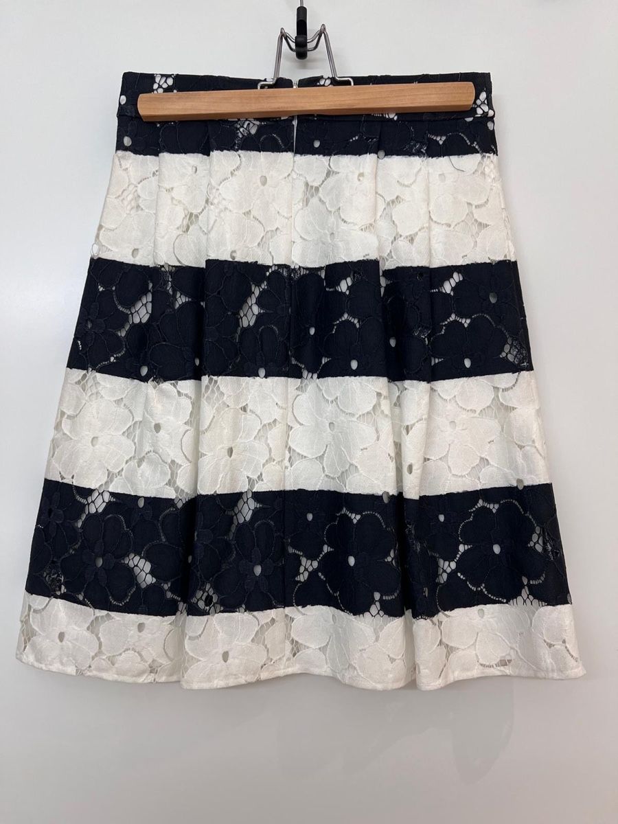 Taifun Gonne: Chic striped skirt with lace overlay, size small – Usato da Obbürgen venduto da cla_x9h6