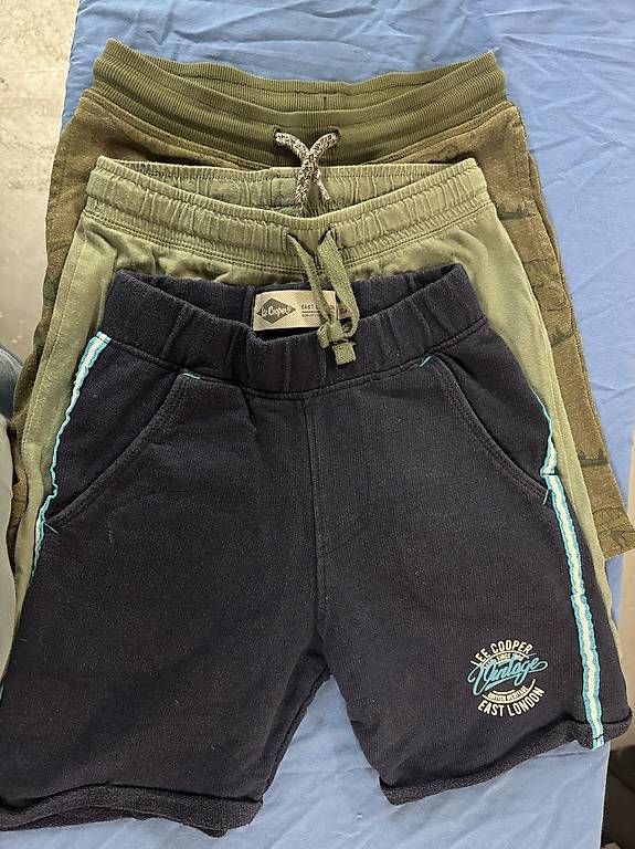 Lotti & Set di vestiti: 3 Shorts 122 und 128 – Usato da Regensdorf venduto da Piritatti