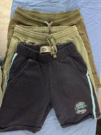 3 Shorts 122 und 128