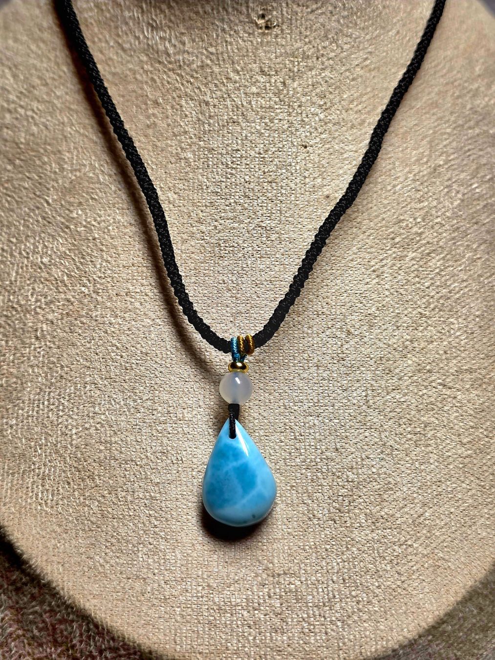 Minerali & Pietre curative: Larimar Anhänger an Kordelkette – Nuovo e nell'imballaggio originale da Matzingen venduto da Shay_Crystalz 1