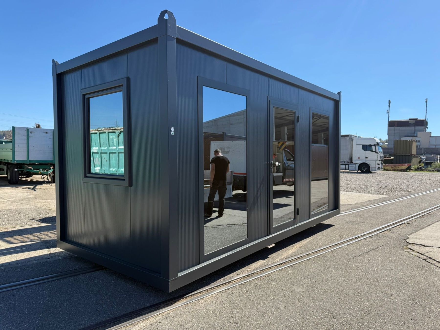 Contenedor modular de oficina, obra o tienda agrícola con puertas acristaladas – 5 × 2,40 m