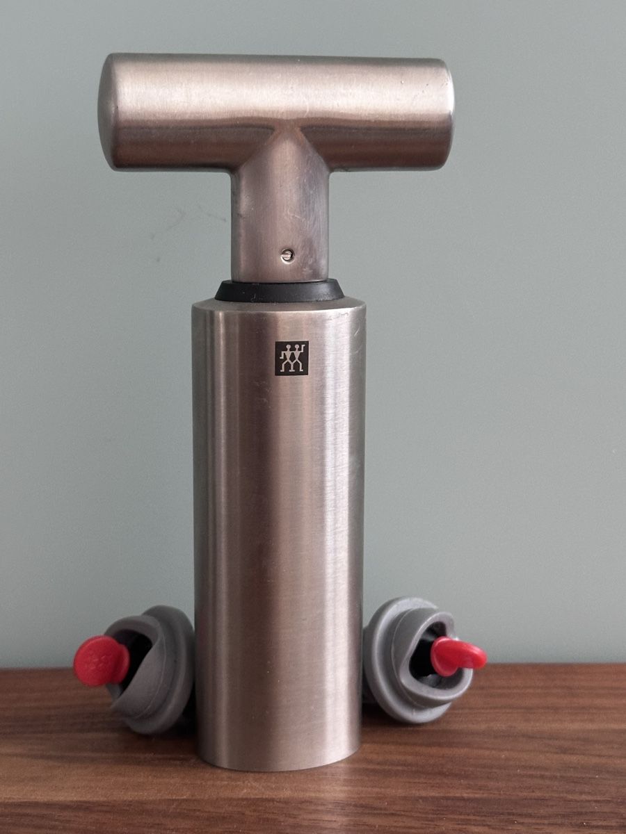 Zwilling Elettrodomestici da cucina: Zwilling Vacuum Wine Saver Pump with 2 Stoppers. – Usato da Zürich venduto da Ddechkovd