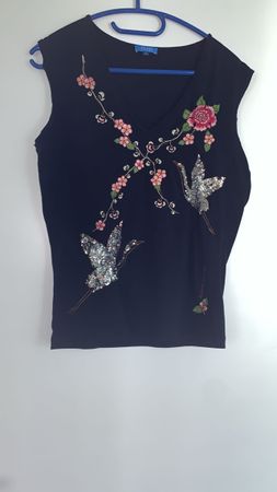 T-shirt noir brodé de grues et fleurs, marque Escapada