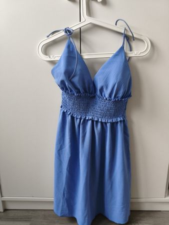Abito azzurro con spalline sottilli