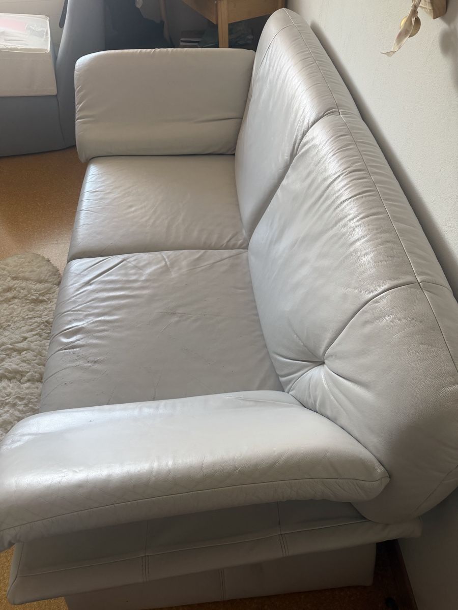 Divani: Zweisitzer Ledersofa hellgrau gut erhaltenes Designsofa – Usato da Flumserberg Theim venduto da dar_fch8 1