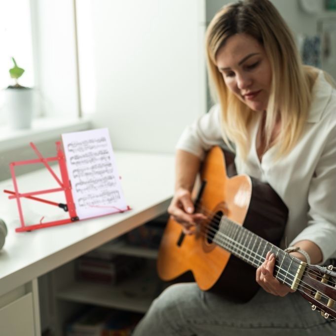 Supporti per strumenti musicali & leggii: Notenständer klappbar in rot – Nuovo e nell'imballaggio originale da Bülach venduto da SwissStoreInShop 4