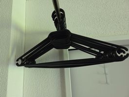 Schwarze Kleiderbügel, 17Stück