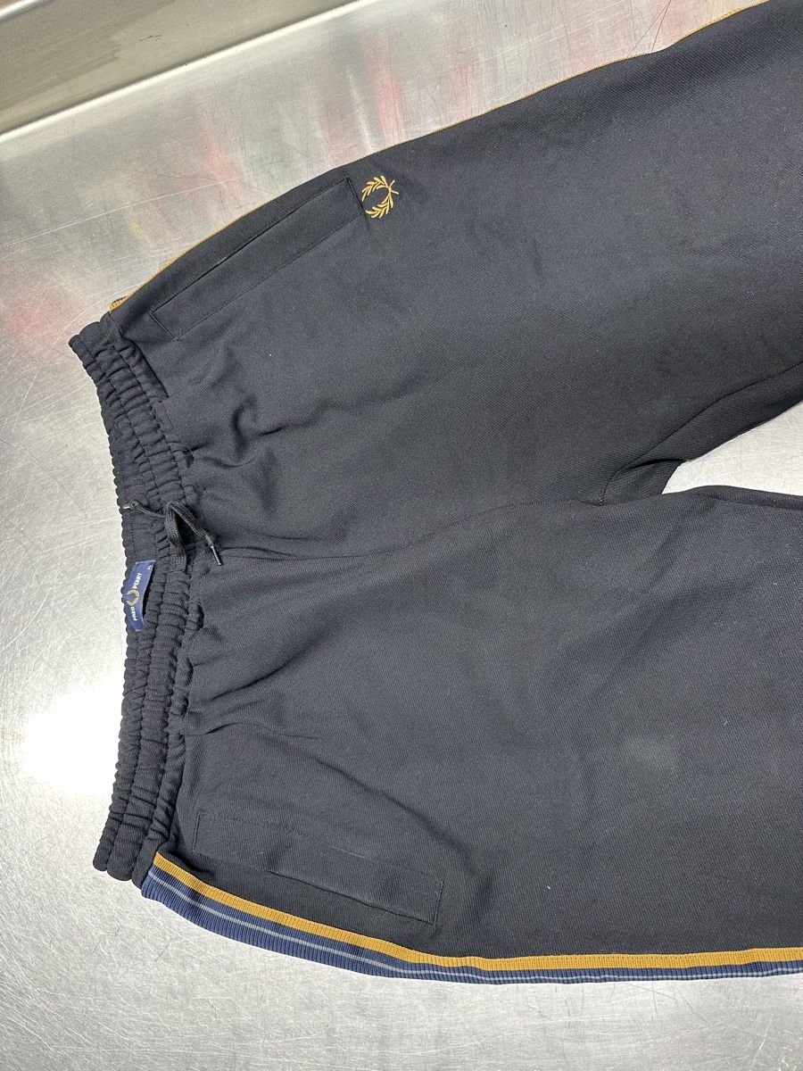 Fred Perry Pantaloni: Fred Perry Trainingshose schwarz – Usato da Schwende venduto da weesli 1