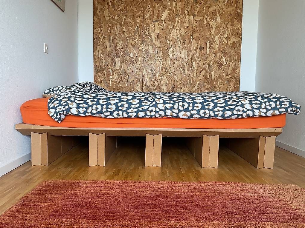 Letti: Kartonbett // Lit en carton // Cardboard Bed – Usato da Cologny venduto da els_tvj8 1