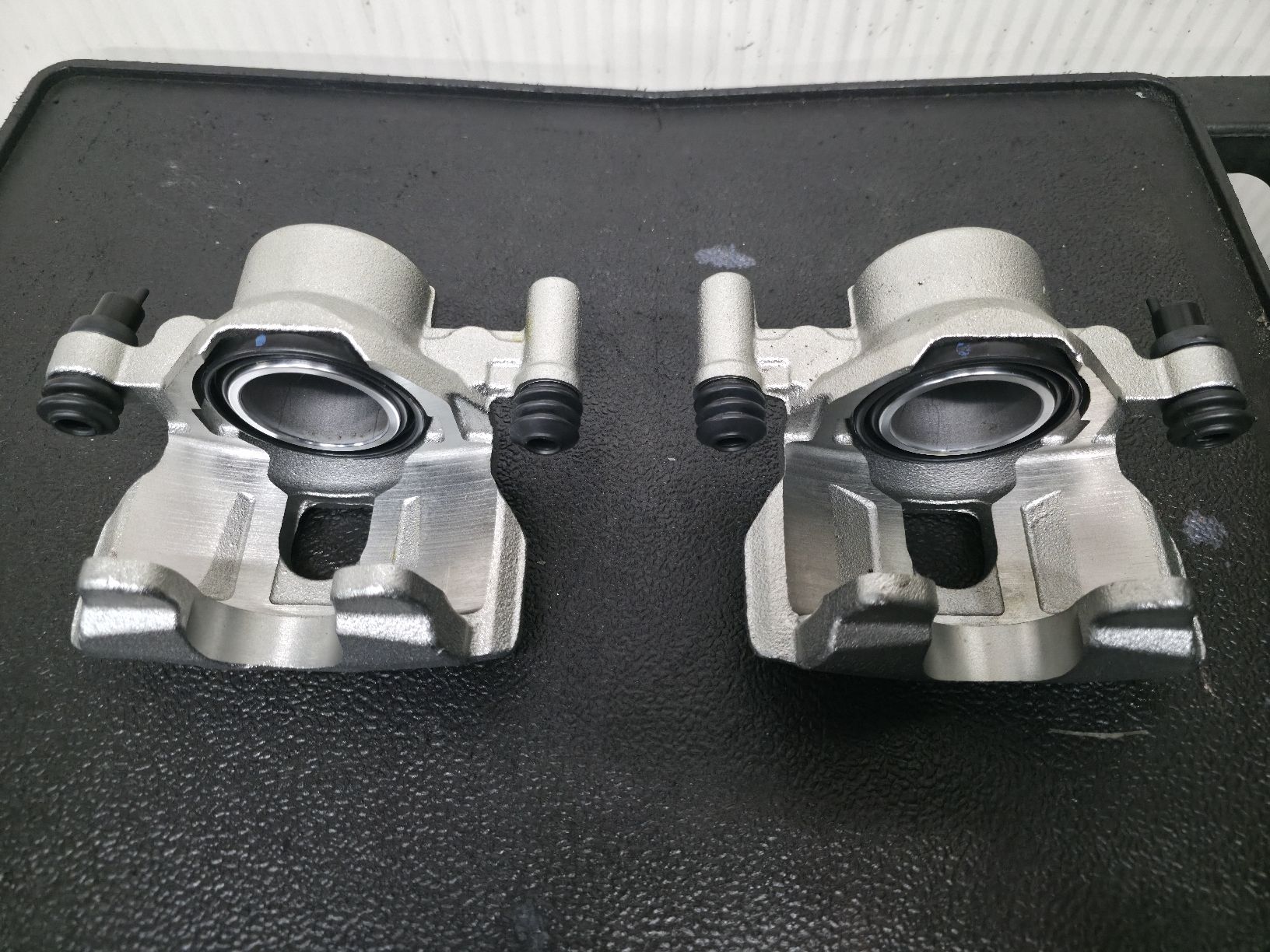 Mazda Tutti pezzi di ricambio auto: etrier de frein mazda 6 / Bremssattel mazda 6 – Nuovo e nell'imballaggio originale da Vuadens venduto da autosolutionsvuadens 2