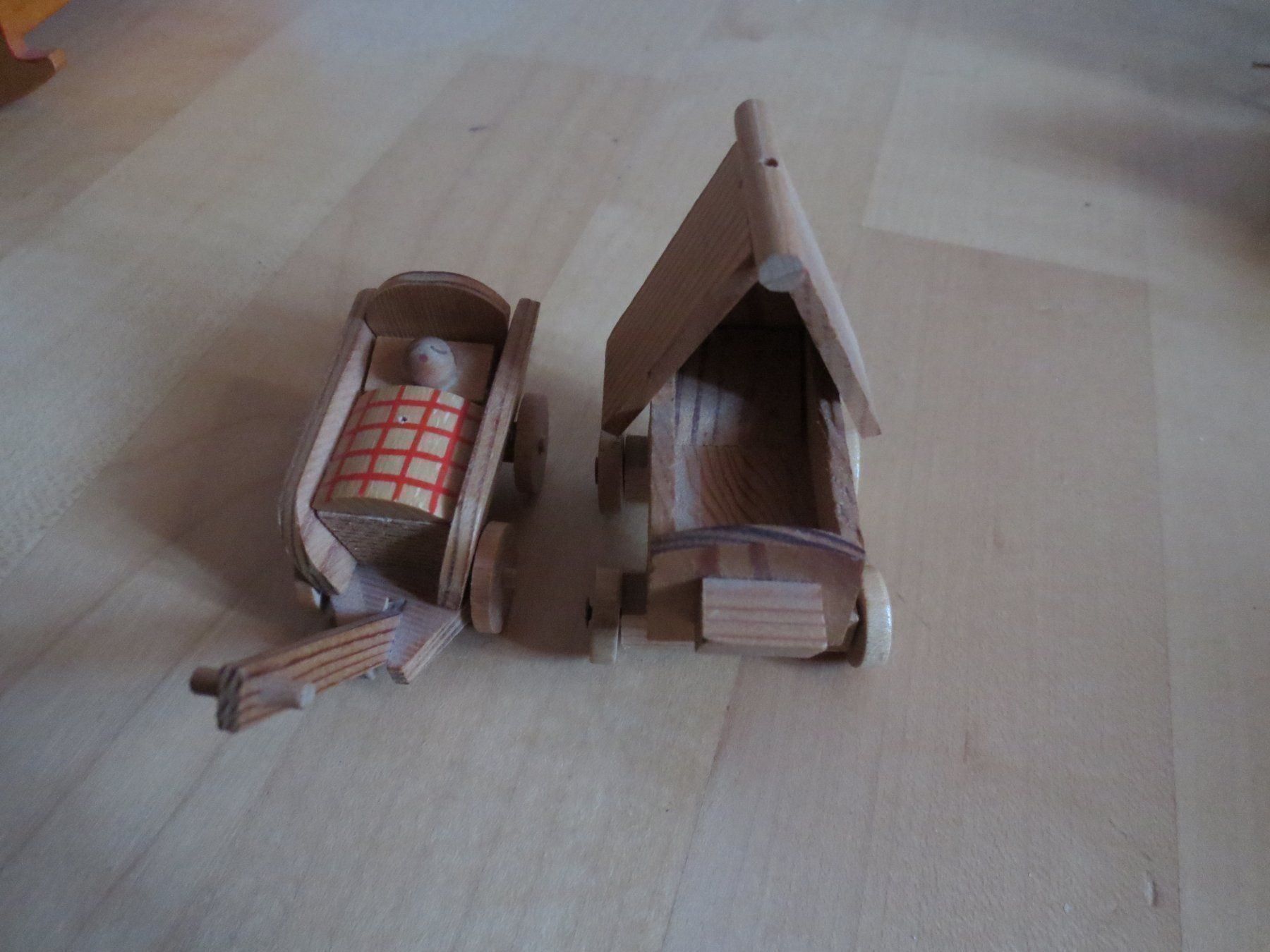 Giocattoli: Puppenwagen aus Holz  winzig Antik – Usato da Männedorf venduto da Livingston