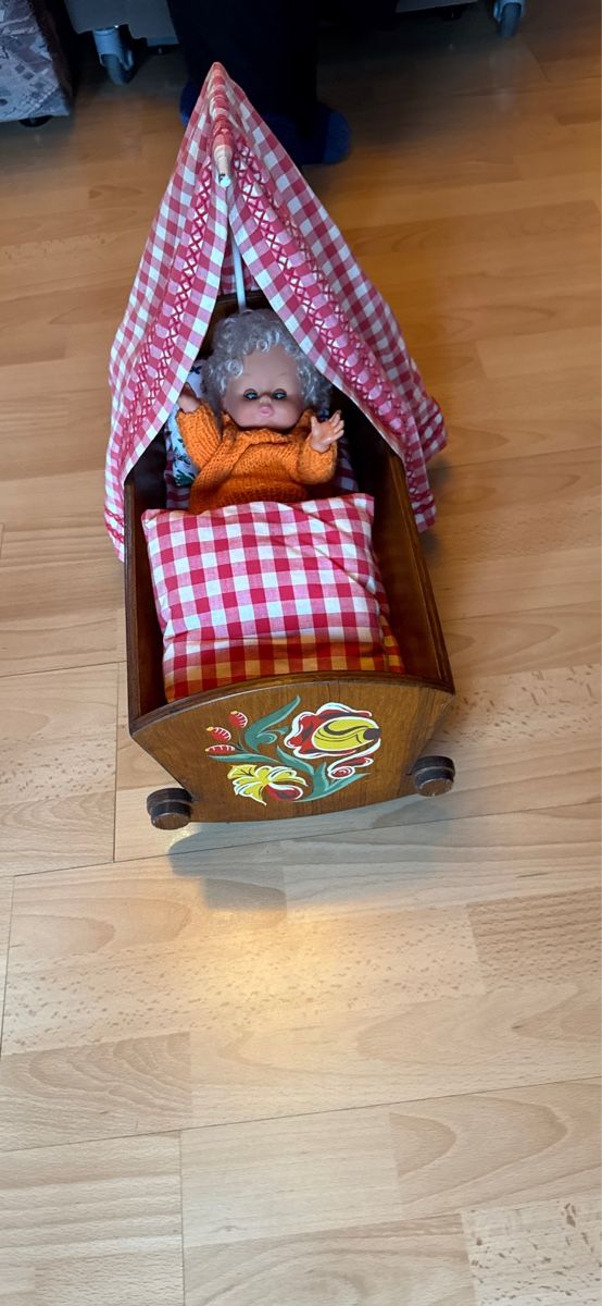 Bambole: Holz wiege mit puppe – Usato da Oberlunkhofen venduto da cwa_qc7v