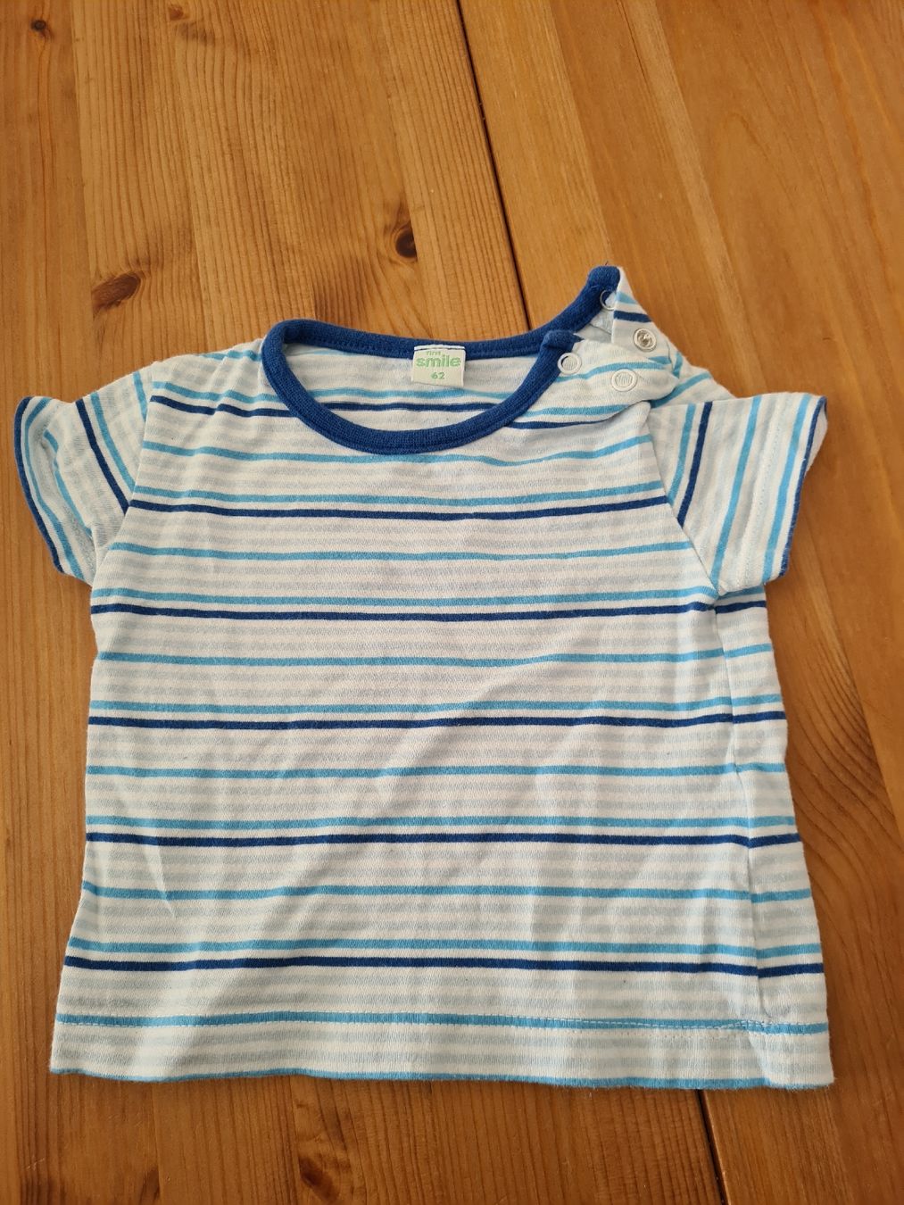 Chemises, Tops & T-shirts: Blaues T-Shirt Gr. 62 – D'occasion à Horw par Mirii91