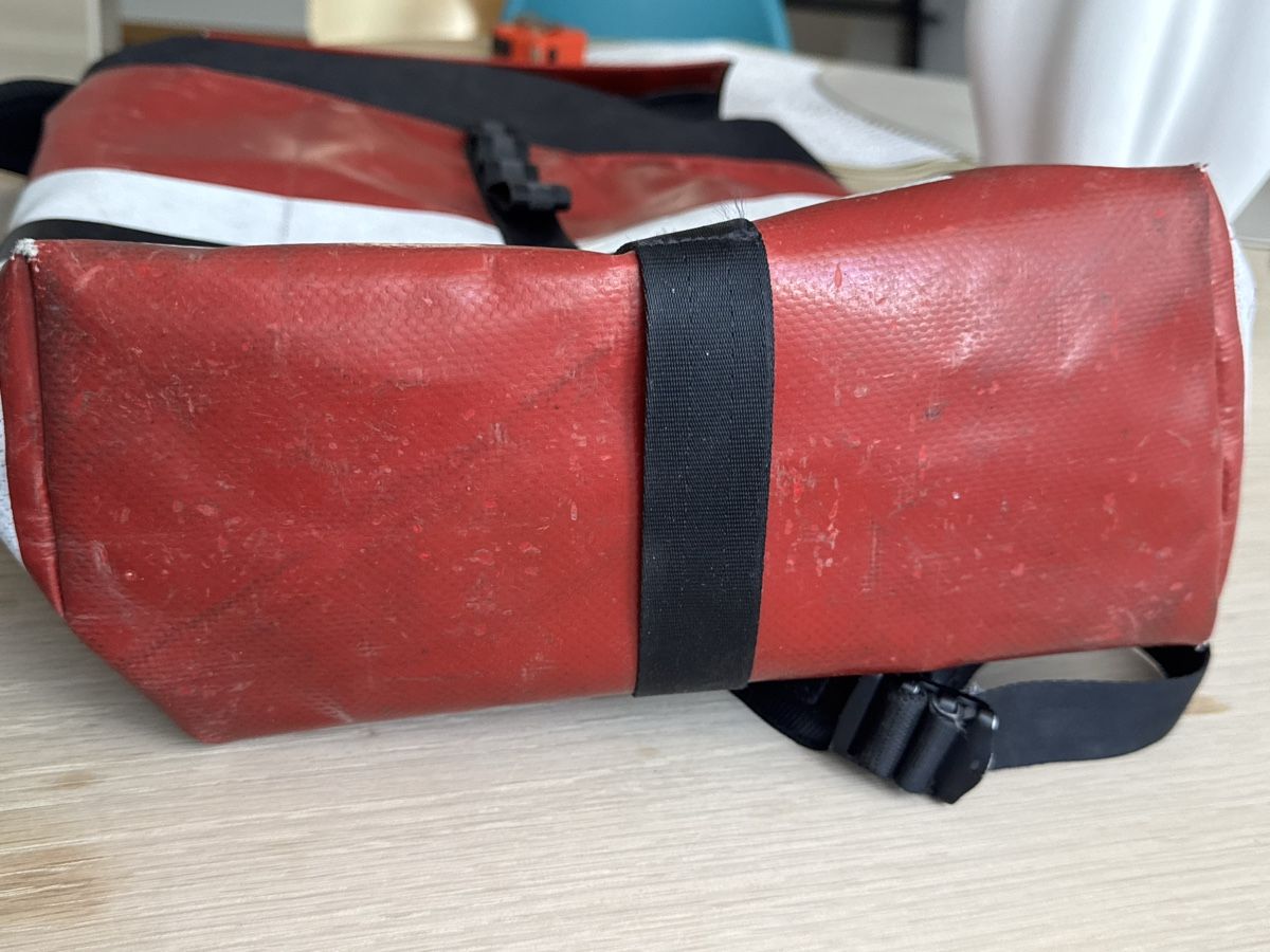 Freitag Sacs à dos: Sac à dos Freitag rouge blanc grande taille – D'occasion à Brügg BE par haj_9zhk 5