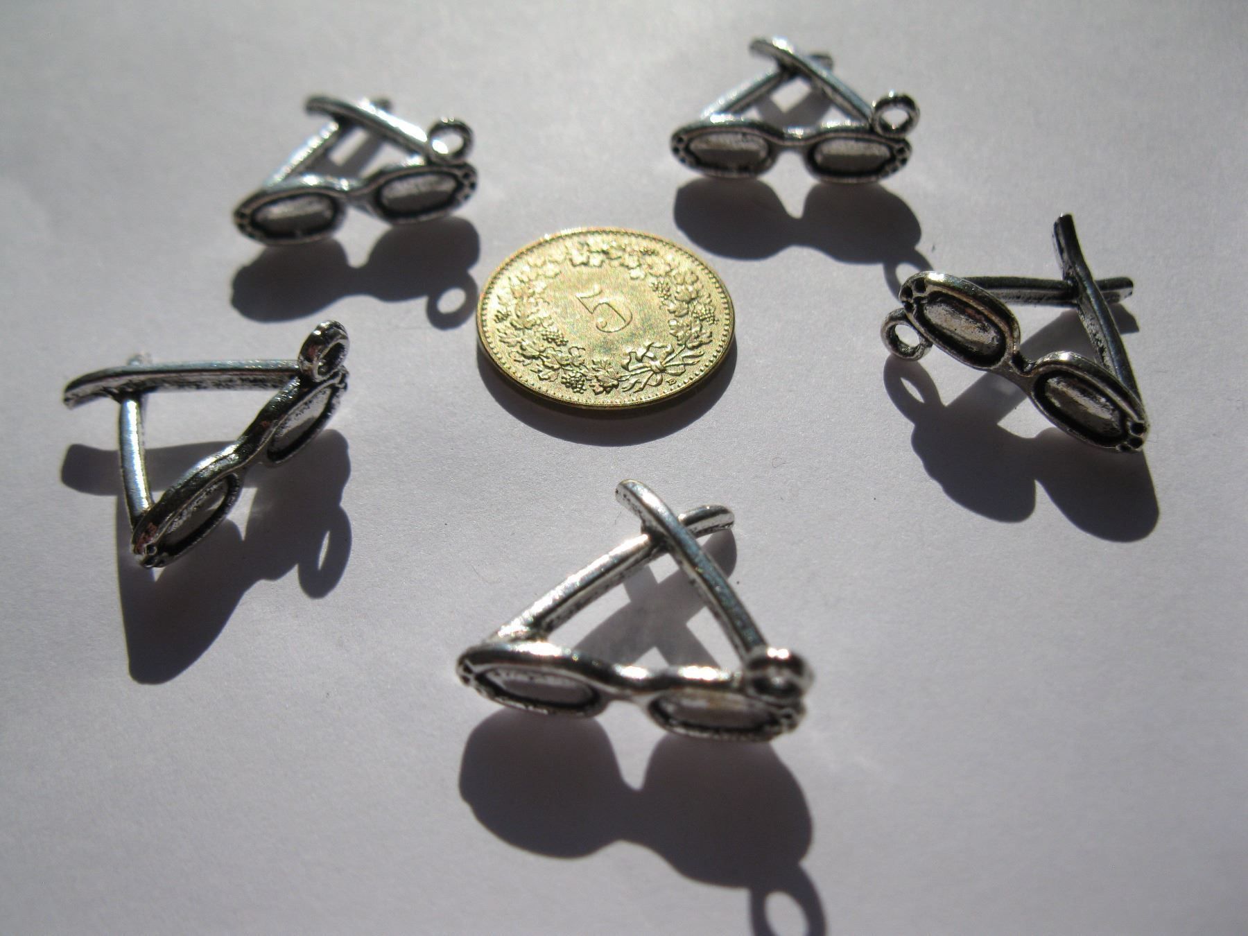 Perle (finte): 6 Anhänger metall, Brille – Nuovo e nell'imballaggio originale da St. Margarethen TG venduto da LuanaKa 1